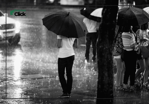Black & White Street Photography in the Rain – A Timeless Moment Black and white street photography of people holding umbrellas in the rain.